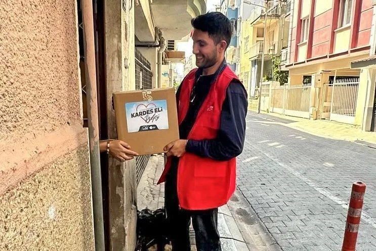 Efeler’de Kardeş Eli Projesi büyüyor: Gıda kolileri hanelere ulaşmaya devam ediyor