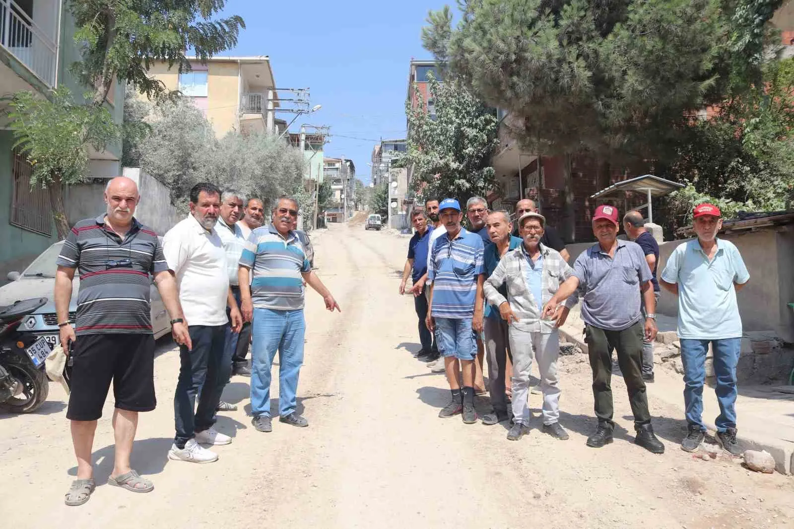 Bayraklı’da yol krizi büyüyor: Vatandaşlar çareyi evlerindeki halıları sokağa sermekte buldu