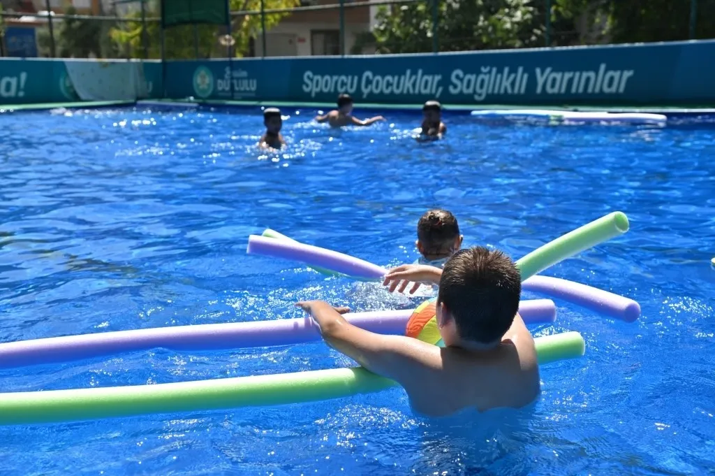 Manisa'da çocuklar için havuz ayağına geldi: Yaz tatili yüzme ile şenleniyor