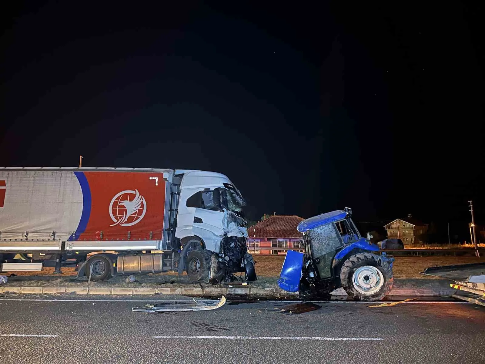 Uşak’ta kara yolunda can pazarı: Çarpışmanın şiddetiyle traktör parçalandı