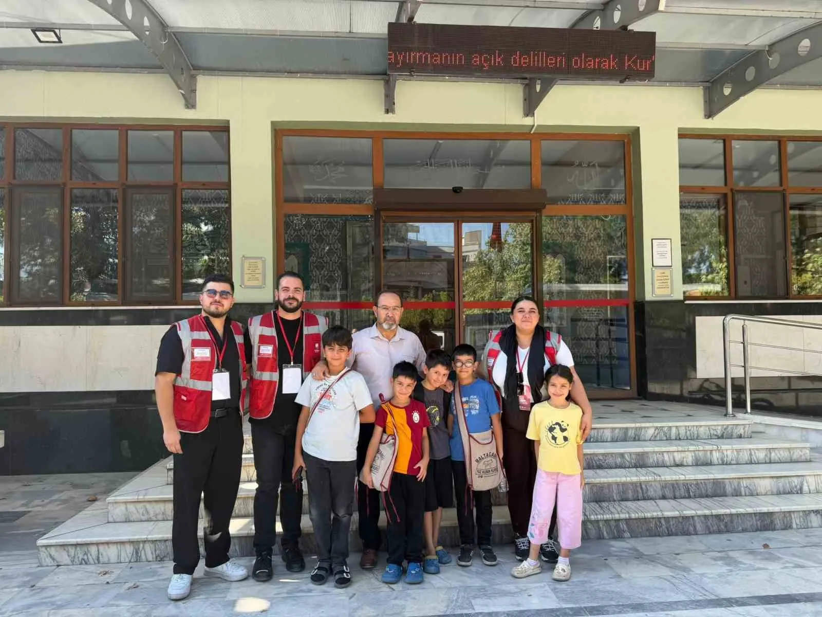 Yunusemre'de minik öğrencilere tatlı sürpriz: Başkan Balaban'dan anlamlı ziyaret