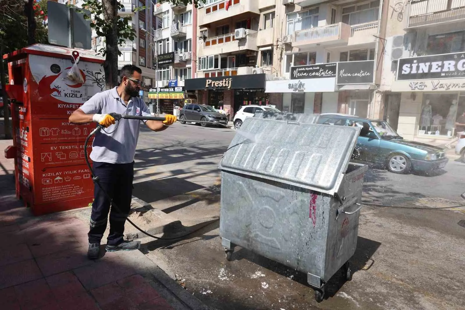 Şehzadeler’de yaz temizliği mesaisi: Konteynerler pırıl pırıl oluyor