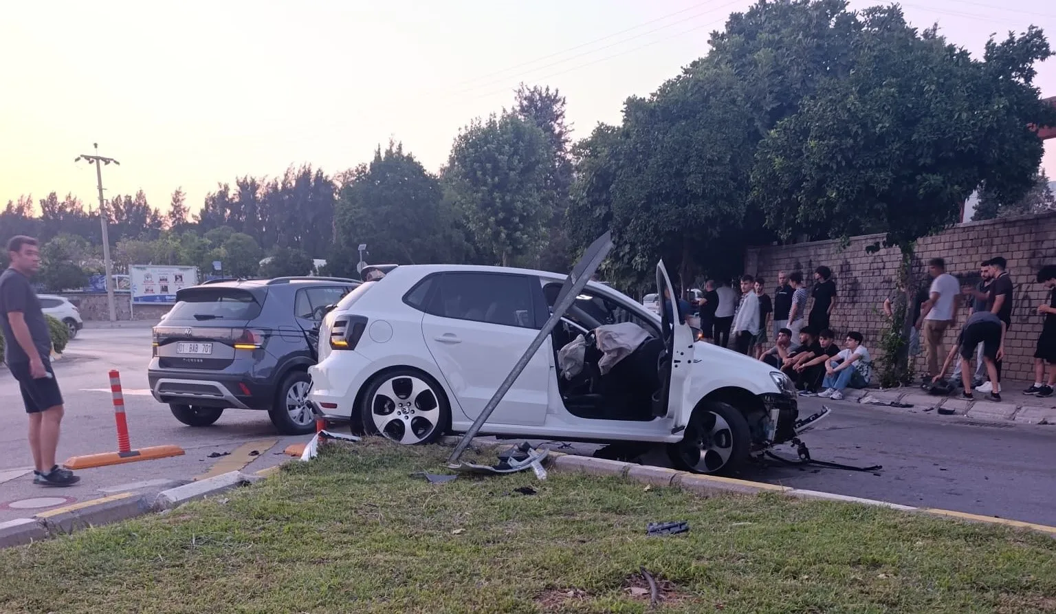 Aydın'da trafik kazası: Otomobil refüje uçtu