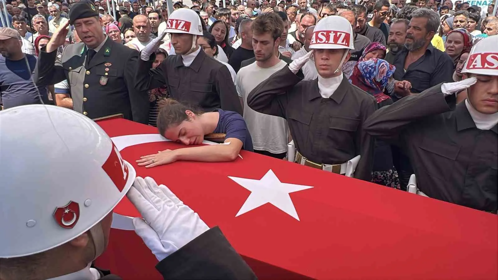Manisa kahraman askerini dualarla uğurladı: Acı veda yürekleri dağladı