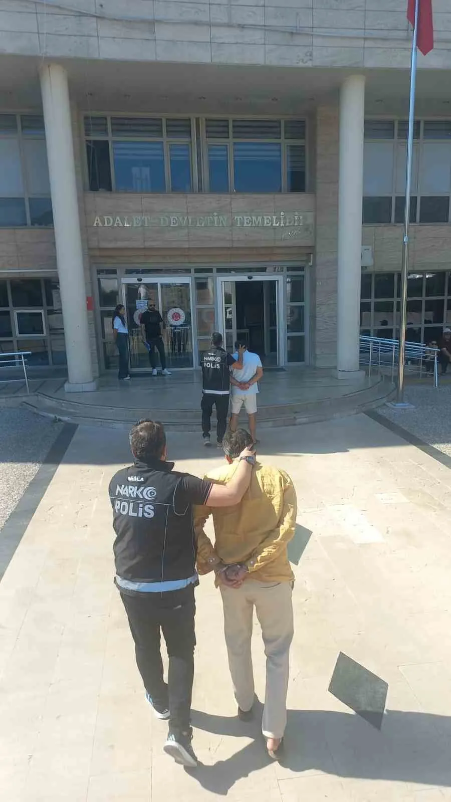 Menteşe’de Polis Kovalamacası: Motosikletli Gözcü ve Otomobildeki 2 Şüpheli Tutuklandı