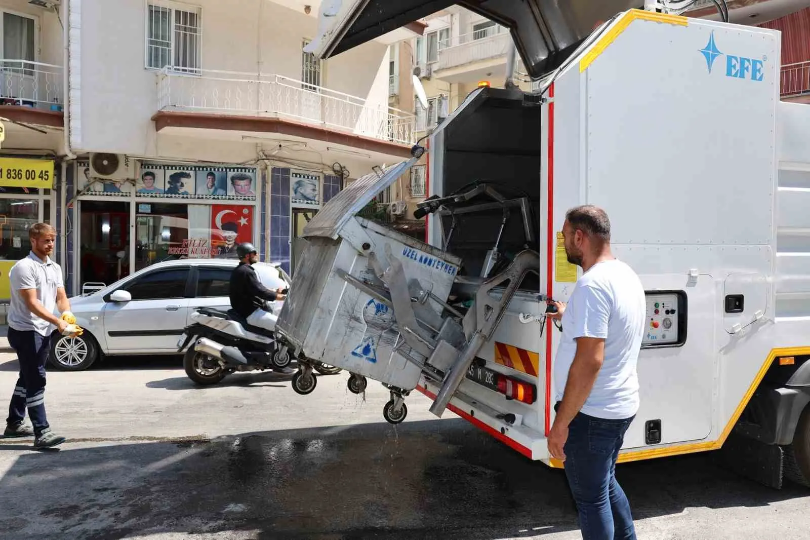 Şehzadeler’de yaz temizliği mesaisi: Konteynerler pırıl pırıl oluyor