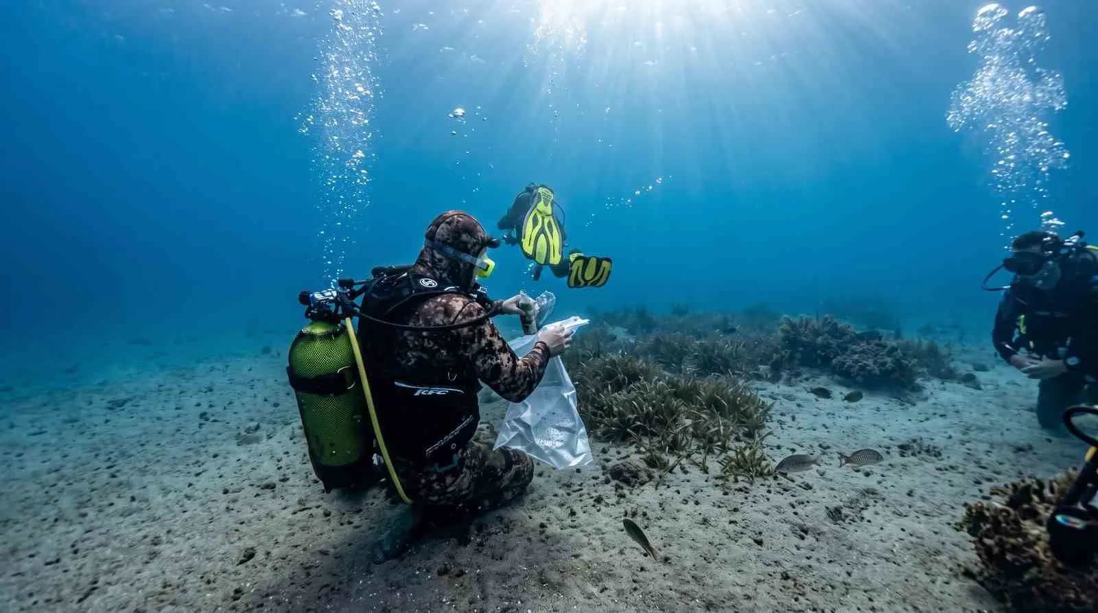 Kuşadası körfezinde çevre seferberliği: Deniz dibindeki tehlike temizlendi
