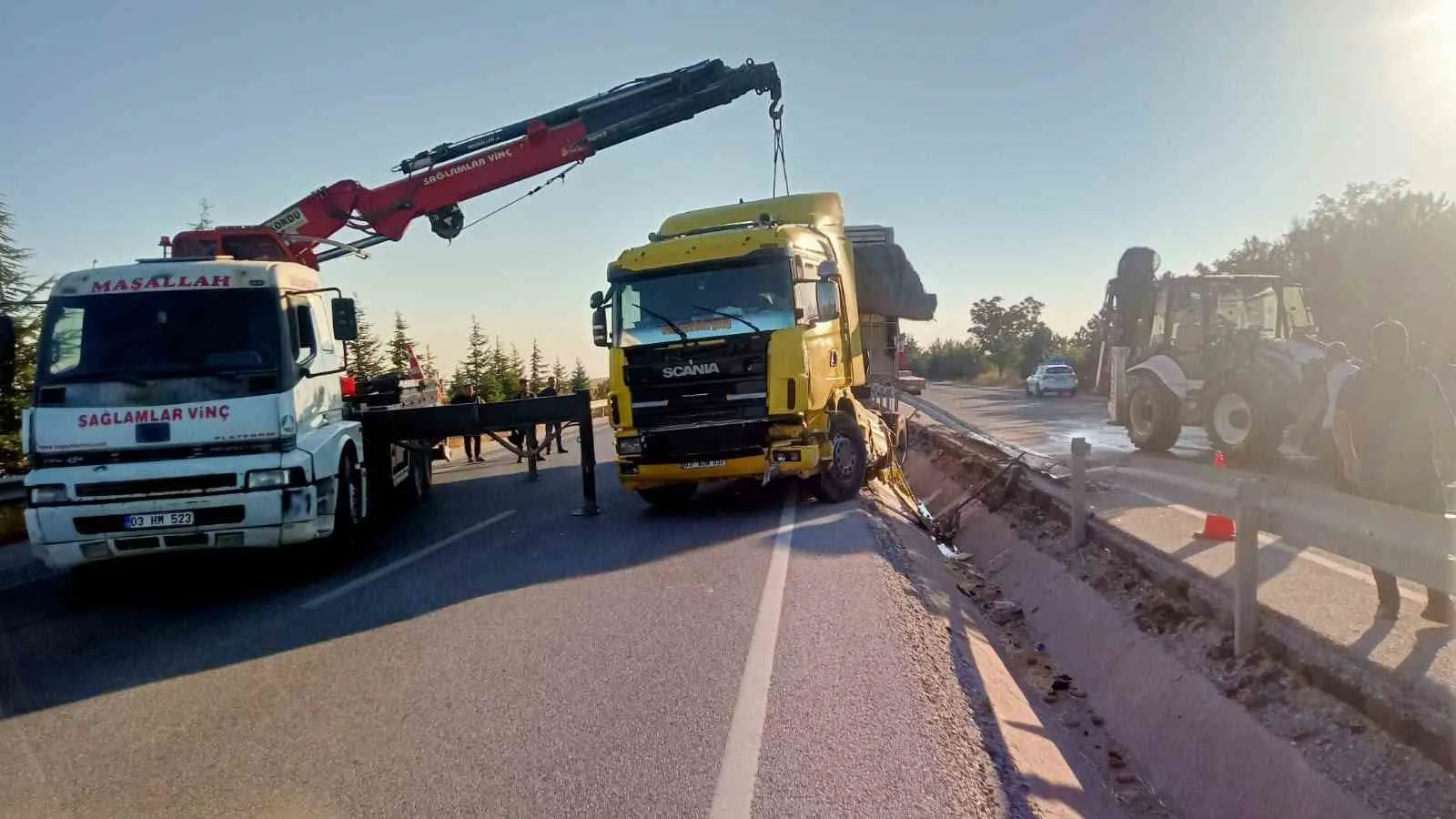 Emirdağ yolunda tonlarca ürün ziyan oldu: Tır devrildi, trafik durma noktasına geldi