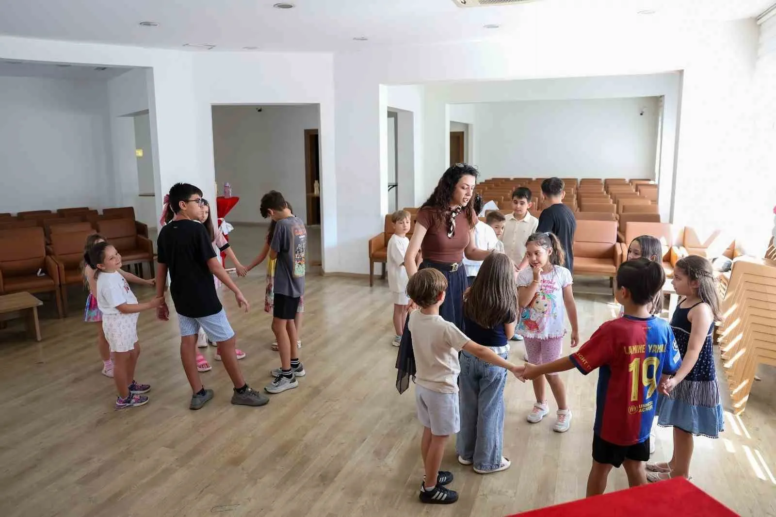 Efelerli minikler sahnede devleşiyor: Geleceğin tiyatrocuları yetişiyor