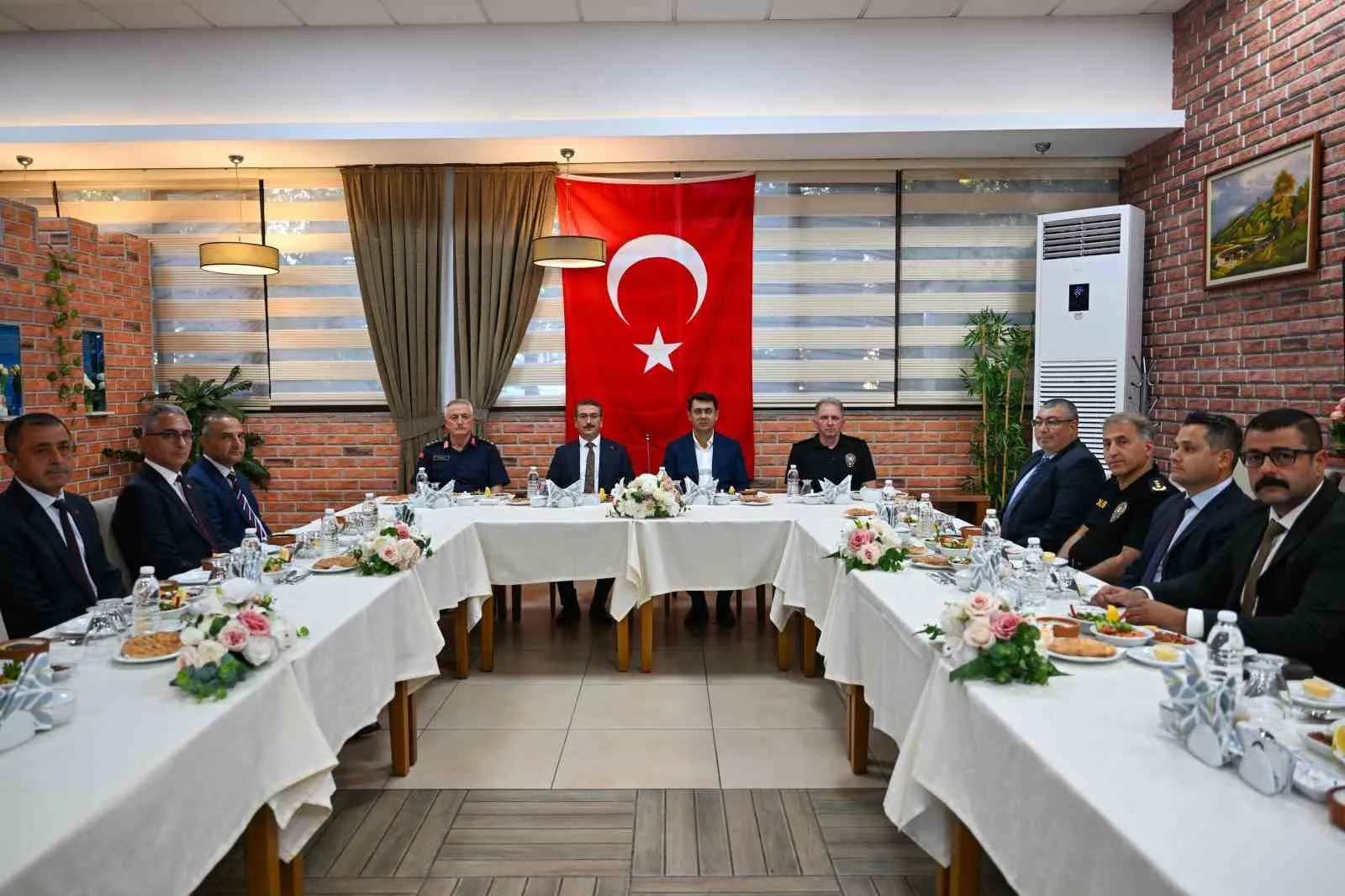 Uşak’ta Emniyet Teşkilatında Anlamlı Tören: Terfi ve Veda Bir Arada
