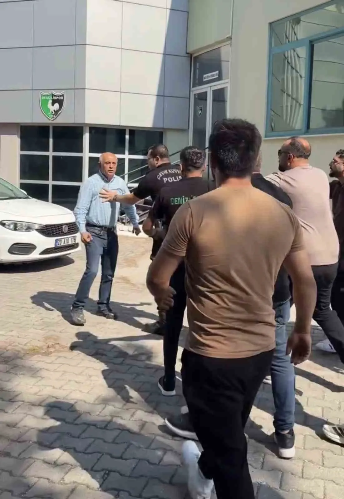 Denizlispor’da hüzünlü veda: Tesislerde başkan ile taraftar karşı karşıya geldi