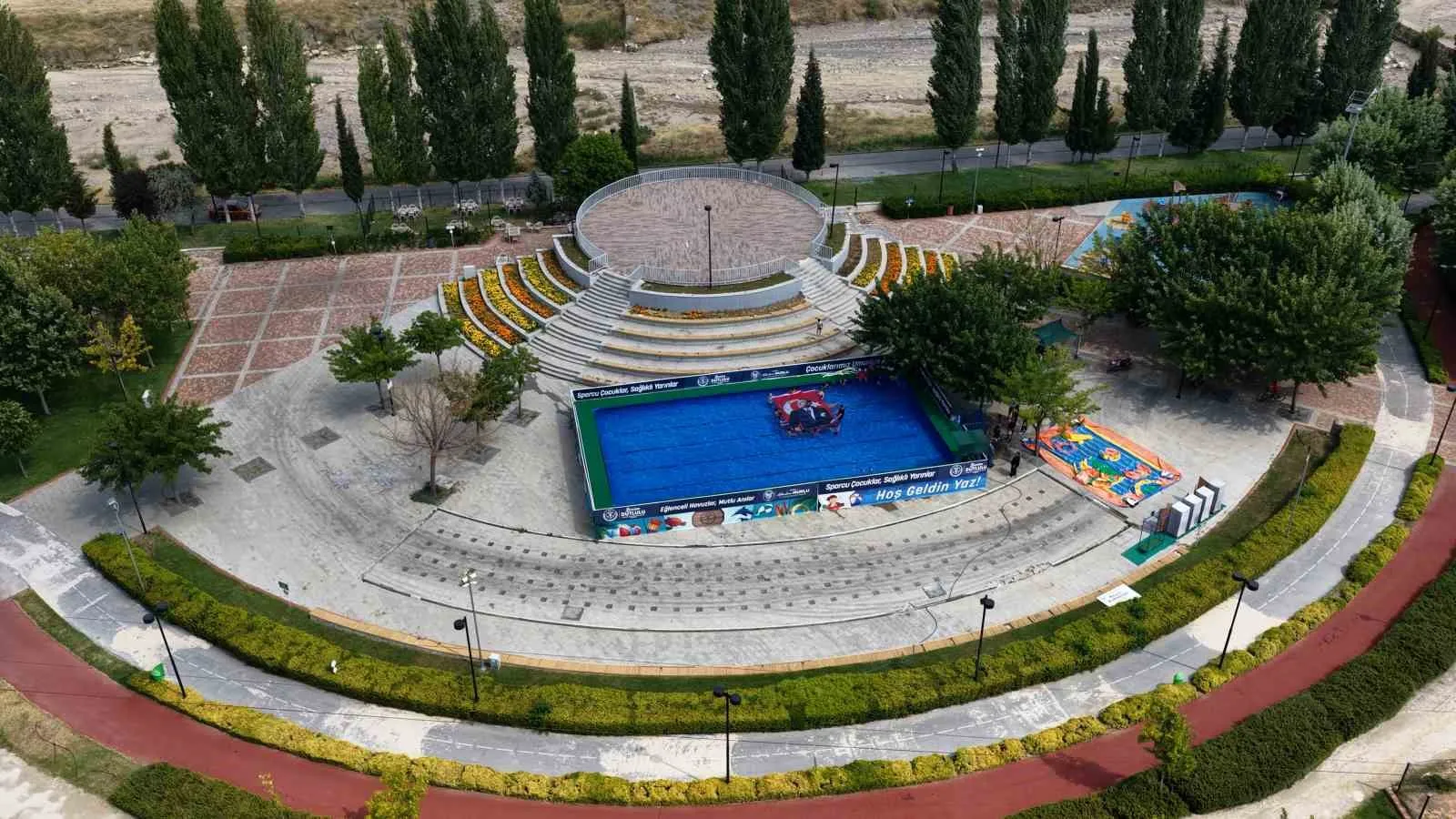 Manisa'da yaz tatili havuz başında şenlendi: On binlerce çocuk yüzme öğreniyor