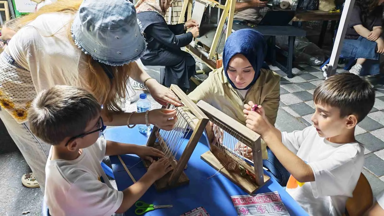 Demirci’de Minik Eller Tezgâhta: Asırlık Halı Sanatı Festivalde Yeniden Hayat Buluyor