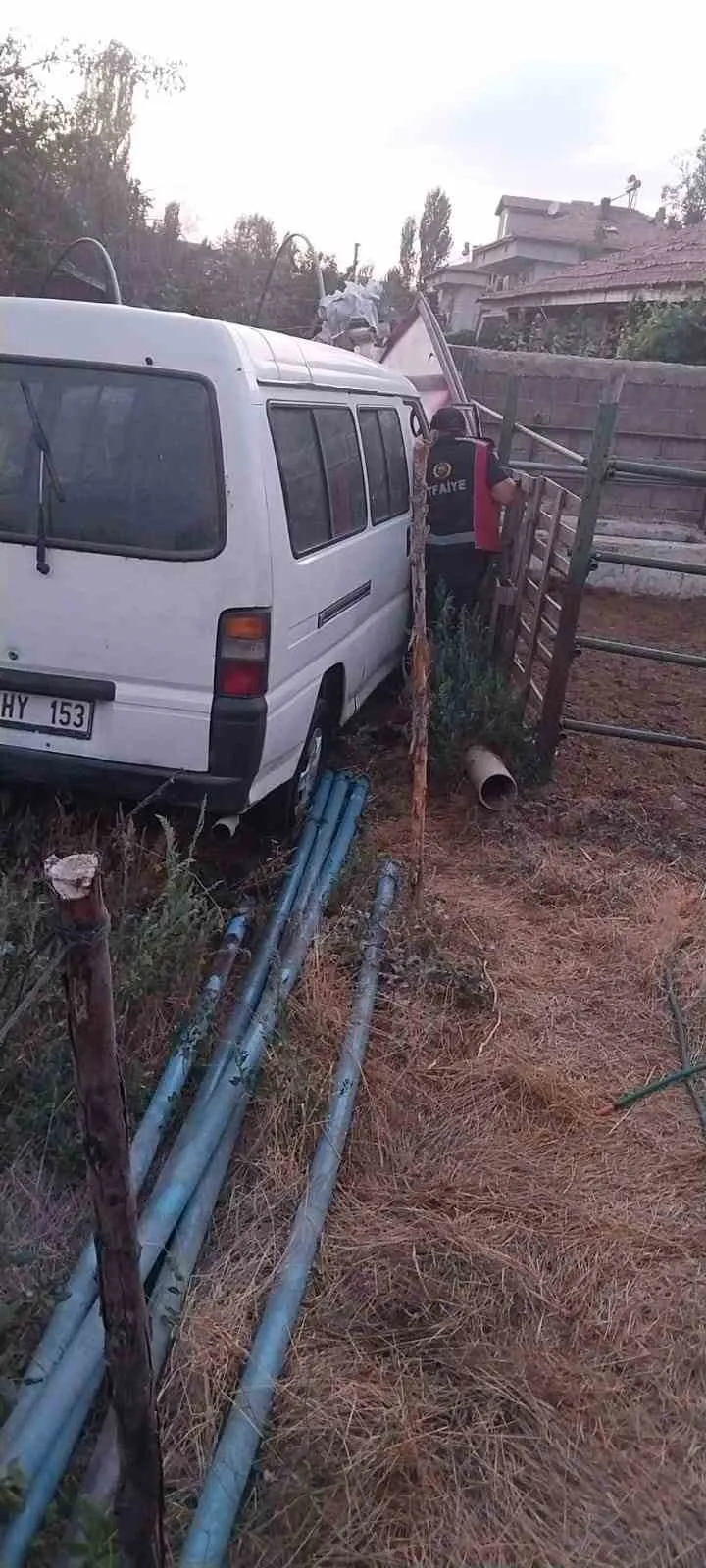 Bahçeye dalan minibüs alev aldı: Ev sahiplerinin soğukkanlı müdahalesi faciayı önledi