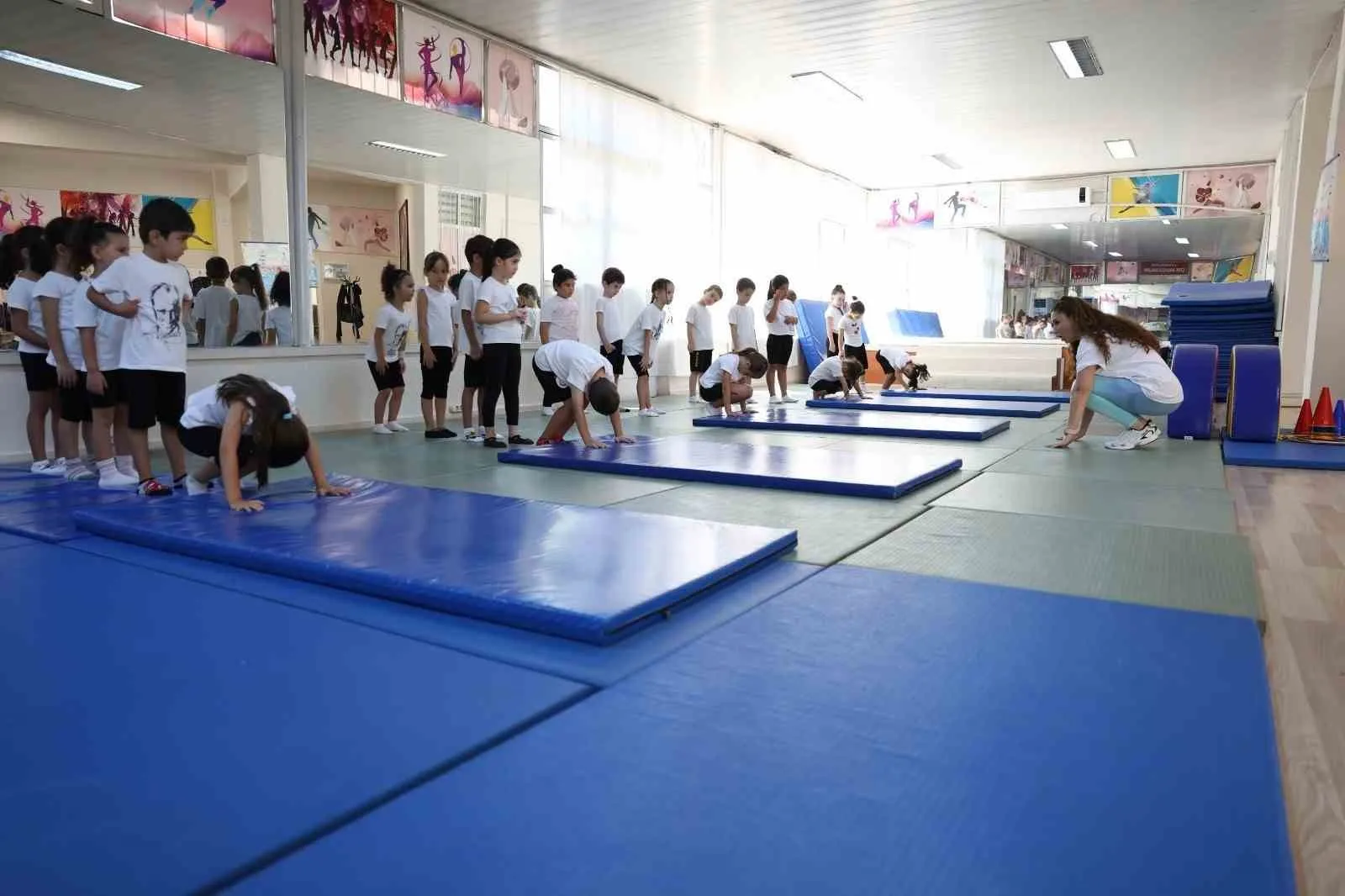 Efelerli minikler tatili sporla taçlandırıyor: Jimnastik salonunda enerji dolu anlar