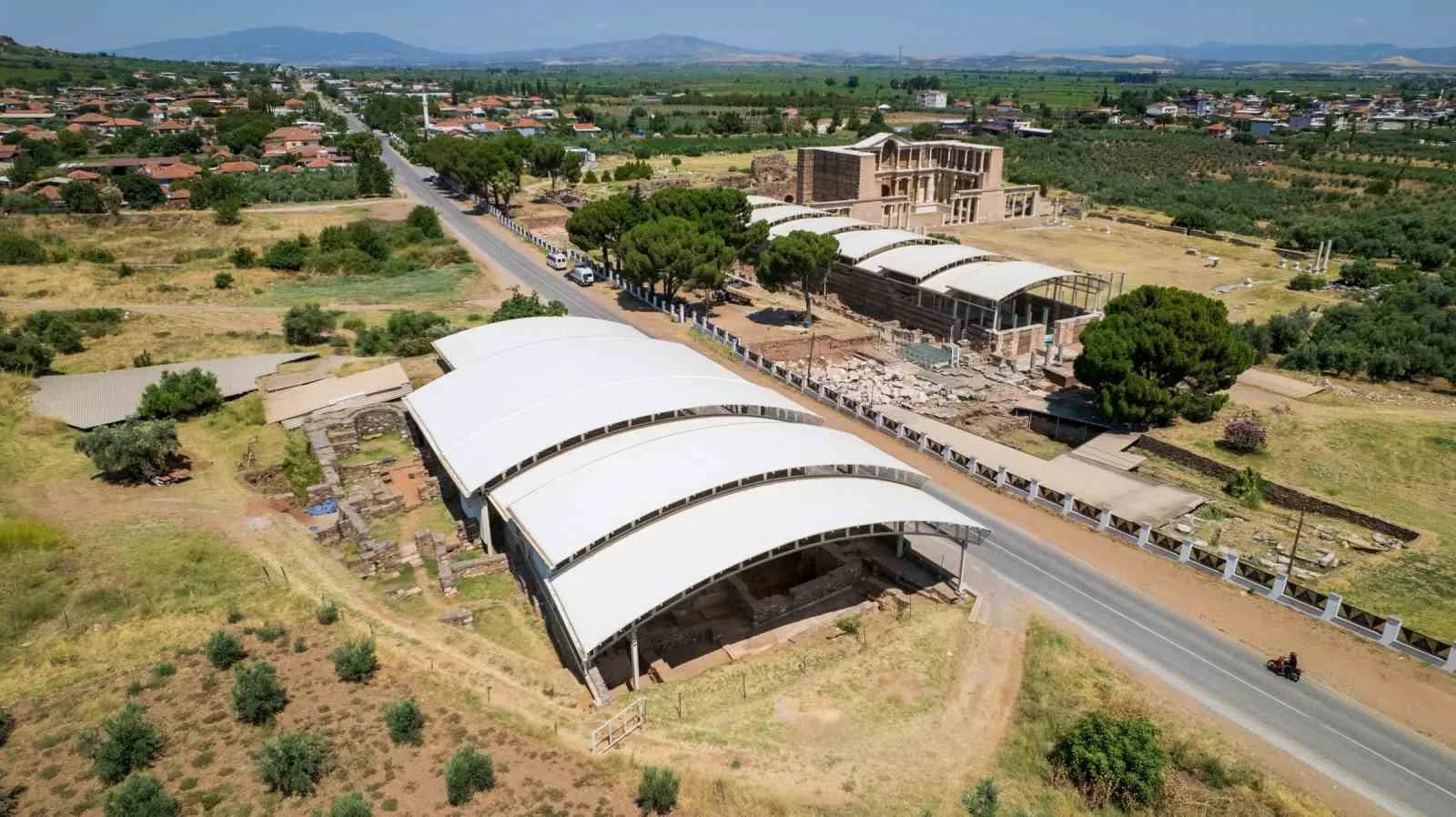 ** Sardes'in 20 Metrelik Dev Suru, Çöken Asur İmparatorluğu'nun İzlerini Taşıyor