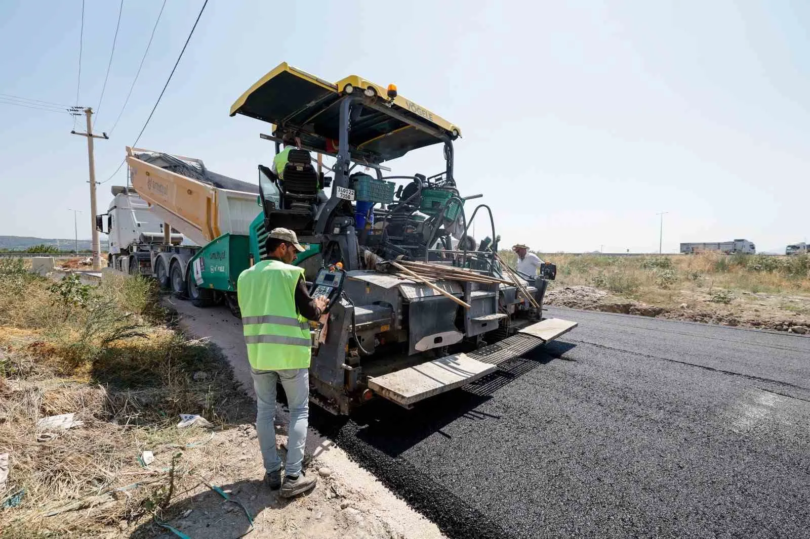 Bergama’da ulaşım konforu zirveye taşınıyor: Okul çevreleri ve kırsal yollar yenilendi