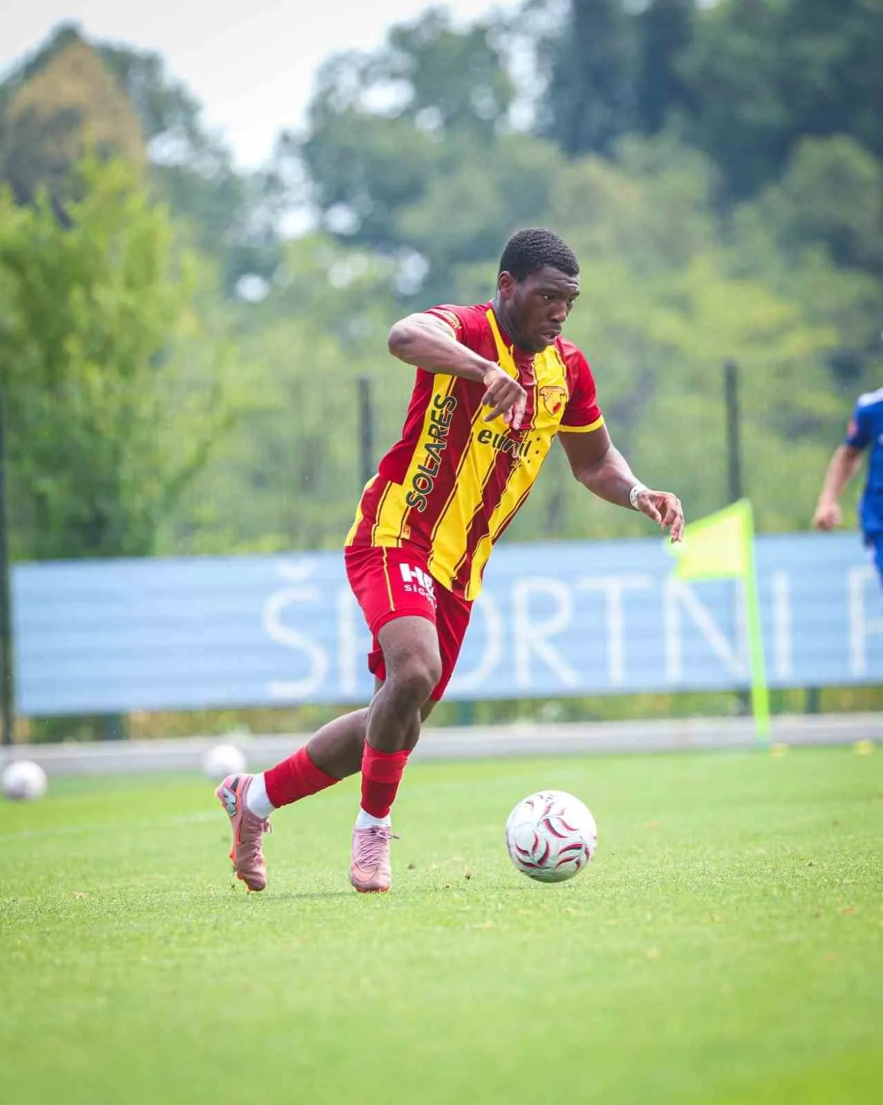 Göztepe tribünleri yeni yıldızını bağrına bastı: Sinclair Armstrong fırtınası