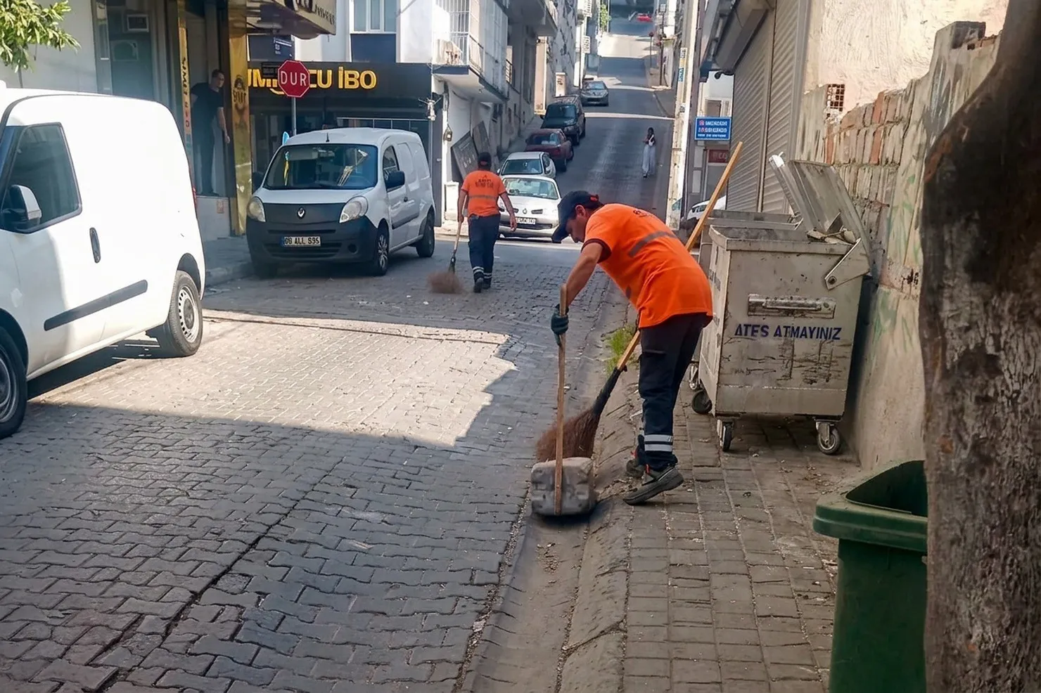 Efeler’de temizlik seferberliği: Sokaklar pırıl pırıl oldu