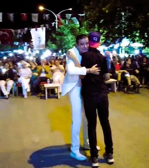 Konser alanında duygu dolu anlar: Sanatçı Efe Güngör engelli hayranını sahneye taşıdı