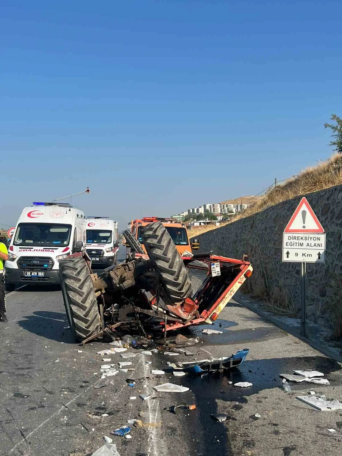 Aydın'da feci kaza: Tır ile traktör çarpıştı, bir kişi yaşamını yitirdi