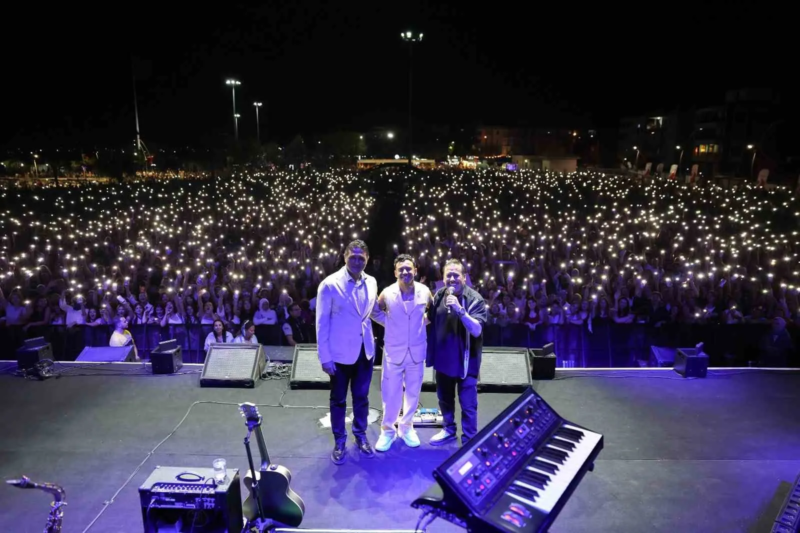 Aliağa’da sanat rüzgarı: İlk hafta yıldızlar geçidine sahne oldu