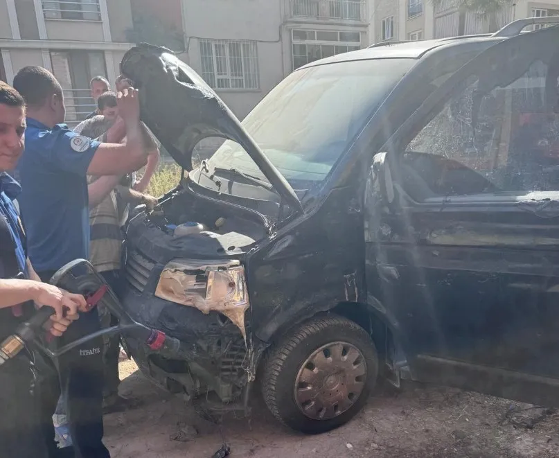 Denizli'de hurdacı dehşeti: Yatak yakarken minibüsü küle çeviriyordu