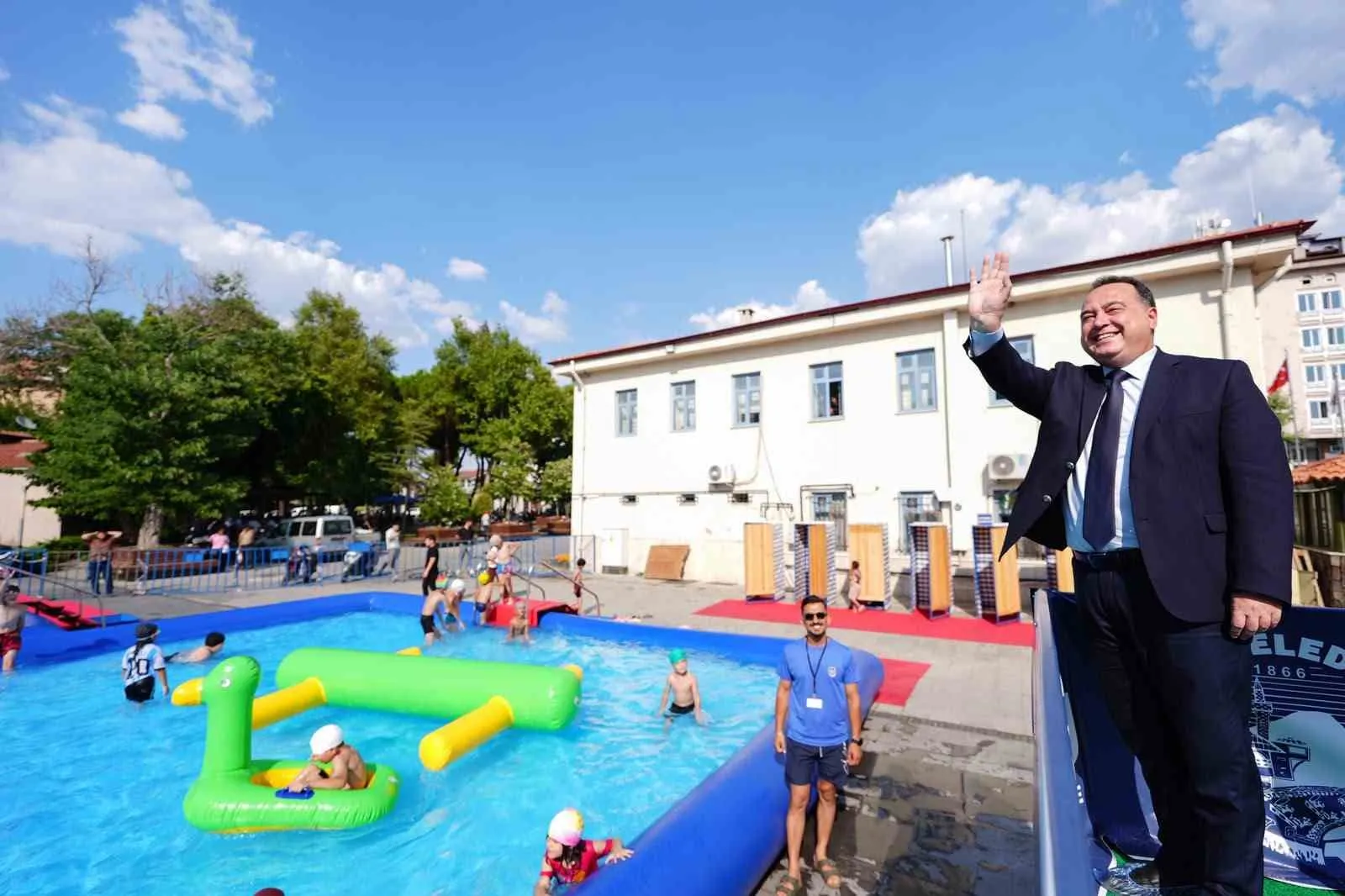 Manisa'da yaz tatili havuz başında şenlendi: On binlerce çocuk yüzme öğreniyor