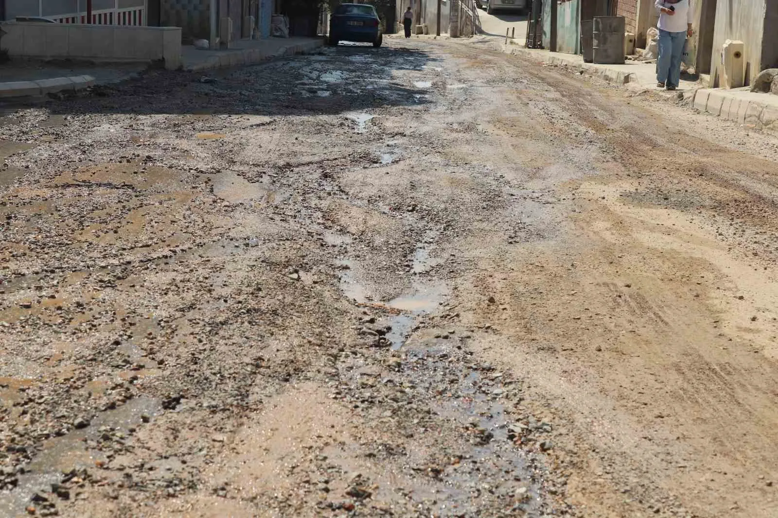 Bayraklı’da yol krizi büyüyor: Vatandaşlar çareyi evlerindeki halıları sokağa sermekte buldu