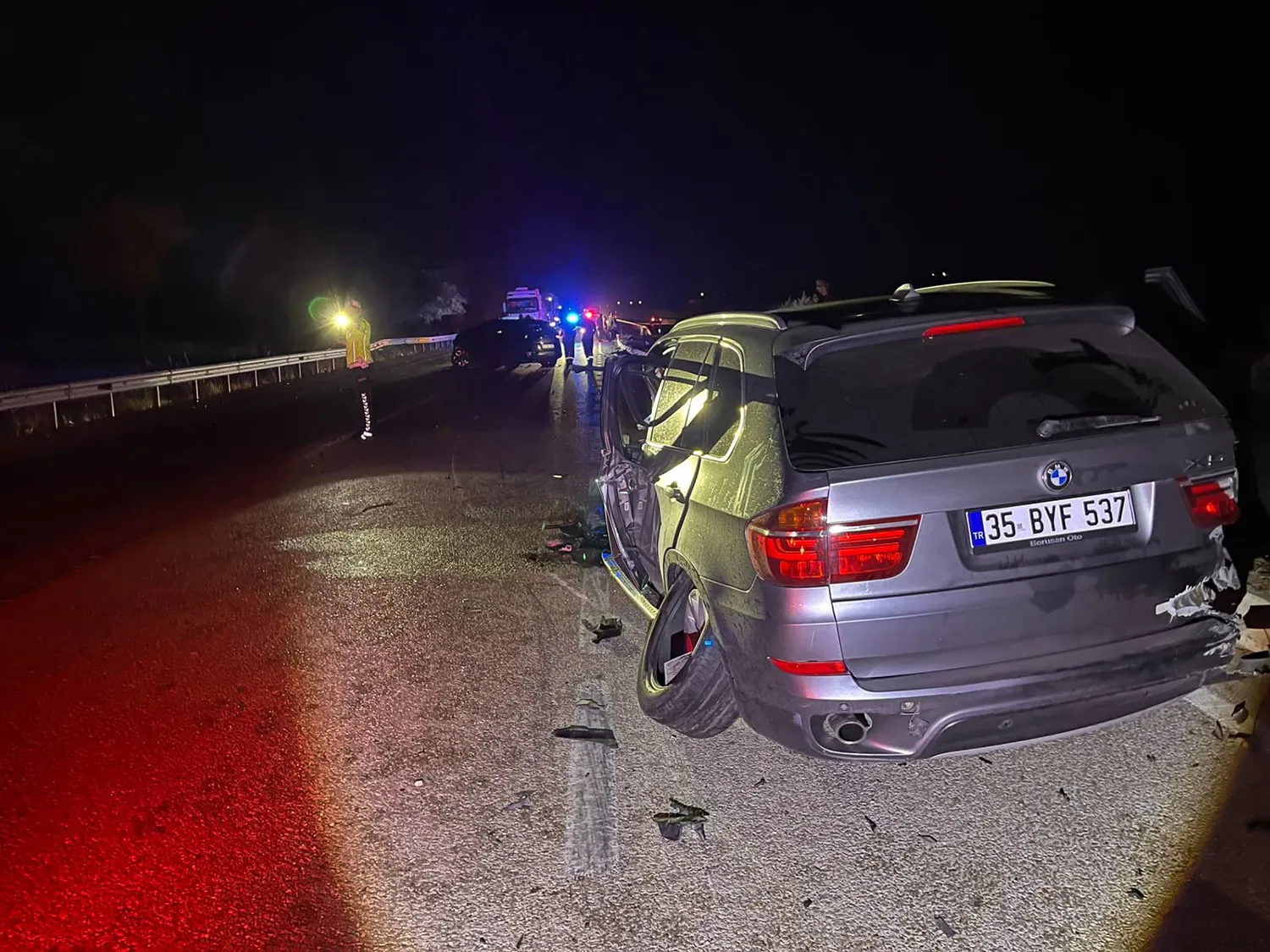 Manisa'da gece yarısı dehşeti: Refüjü aşan araç karşı şeride uçtu