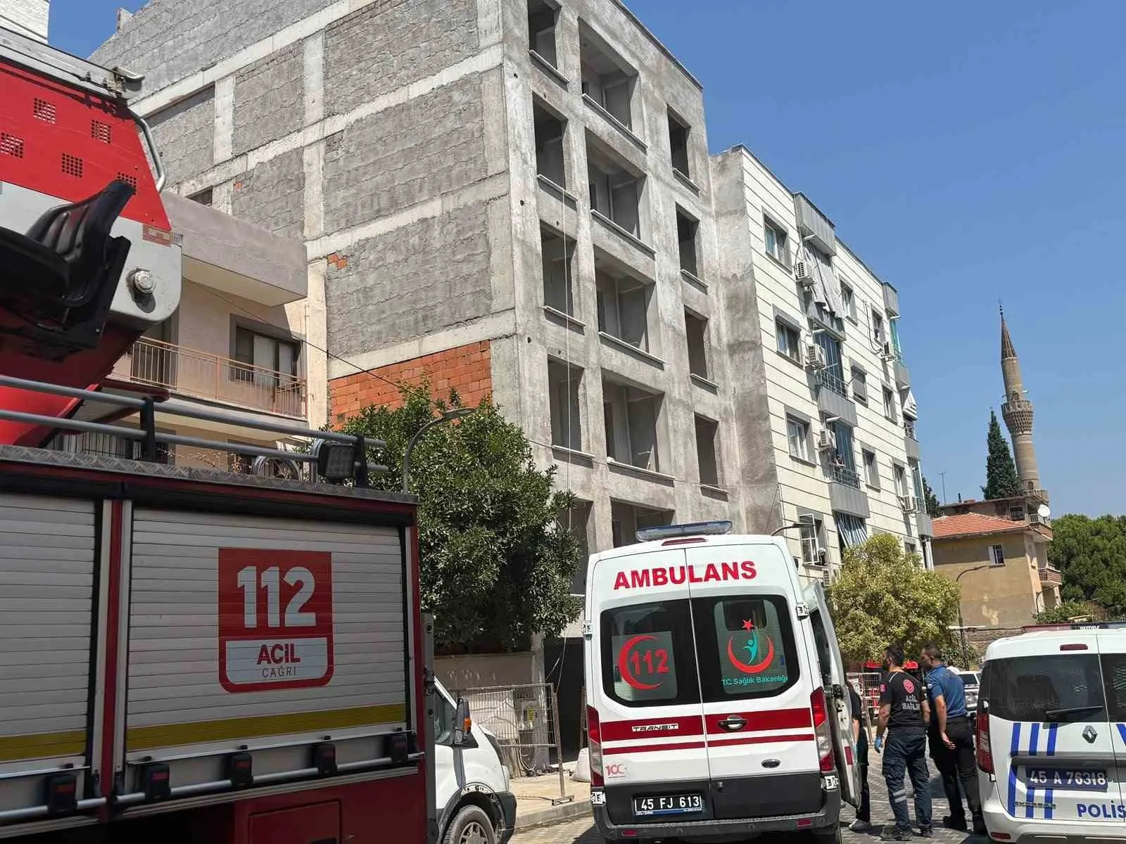 Turgutlu'da korku dolu anlar: 5 katlı binanın tepesinden kendini boşluğa bıraktı