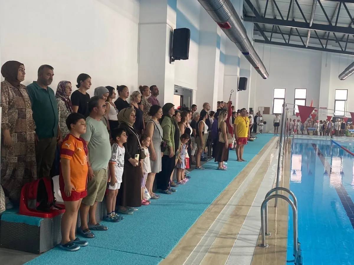 Söke’de yazın finali havuzda yapıldı: 160 genç kulaç atmayı öğrendi