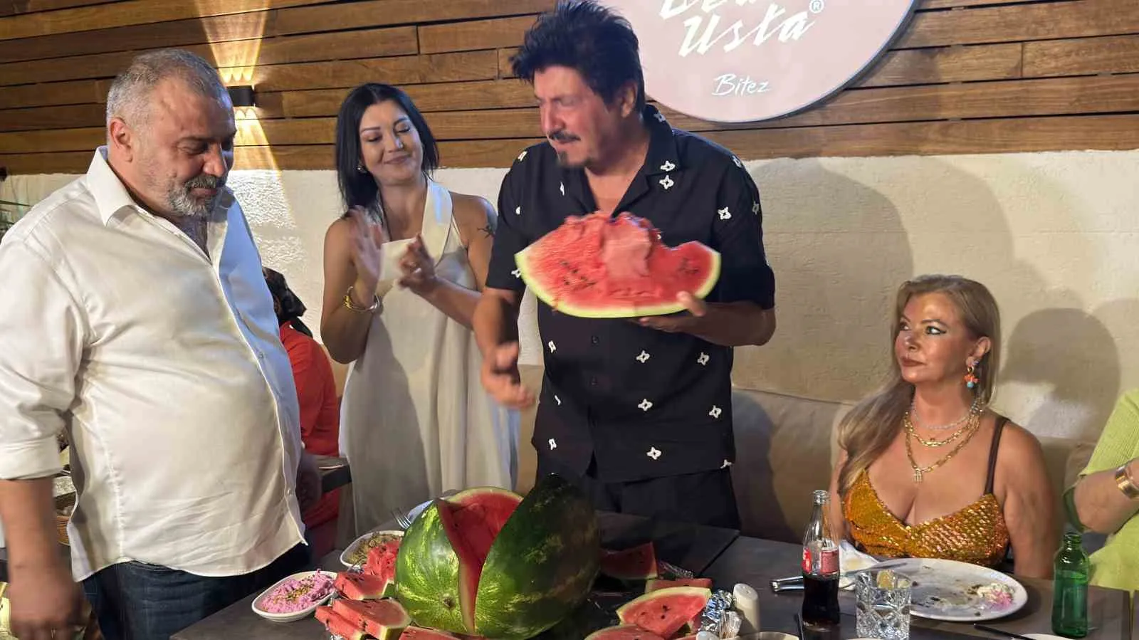 Bodrum'da karpuzlu sürpriz: Ekin Akkaş'ın doğum gününde alışılmadık kutlama