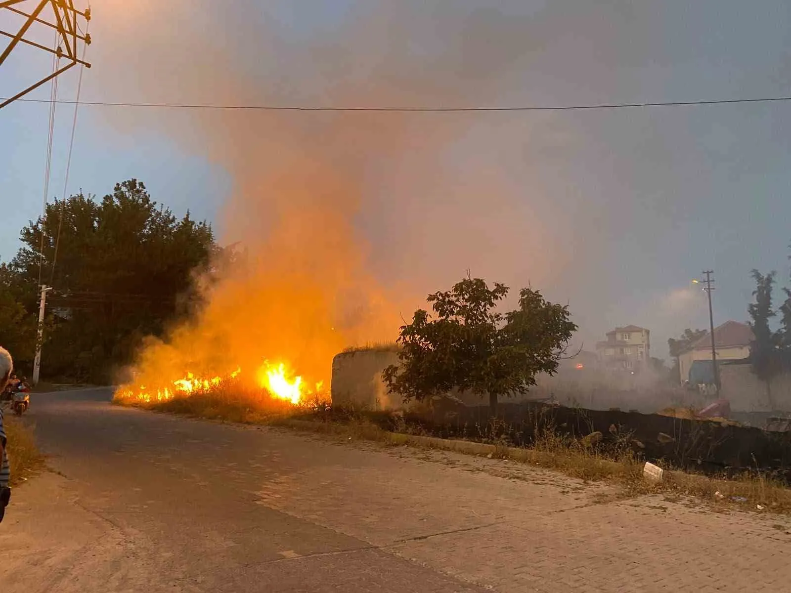 Çardak'ta geceyi aydınlatan alevler korkuttu: Evlere sıçramadan söndürüldü