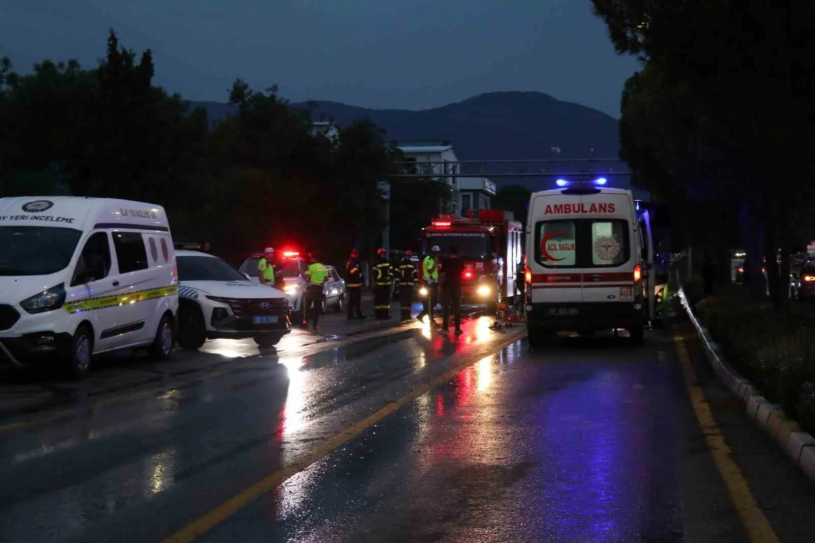 Denizli’de yağışlı havada feci kaza: Elektrikli motosiklet sürücüsü otobüsün altında can verdi