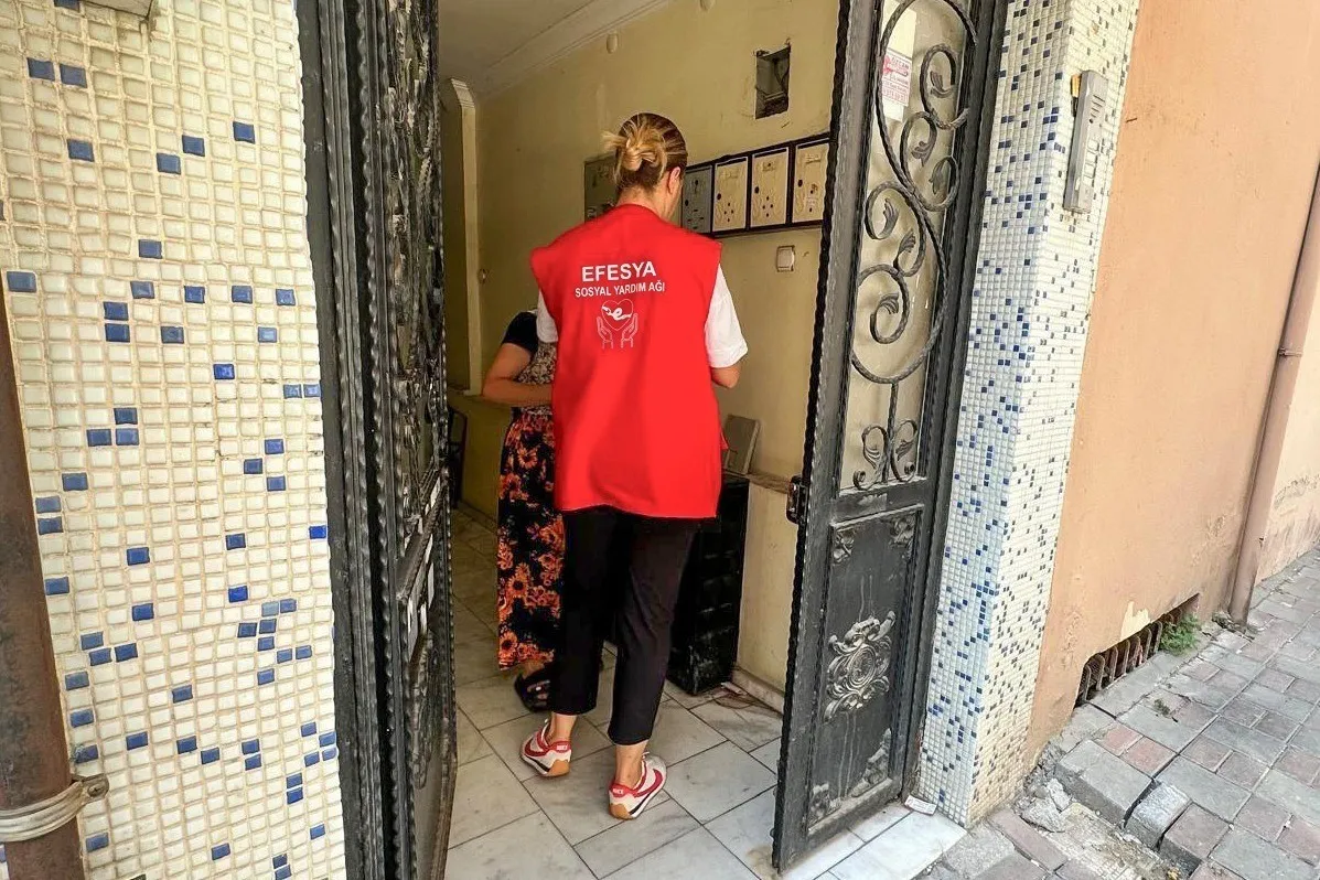 Efeler’de Kardeş Eli Projesi büyüyor: Gıda kolileri hanelere ulaşmaya devam ediyor