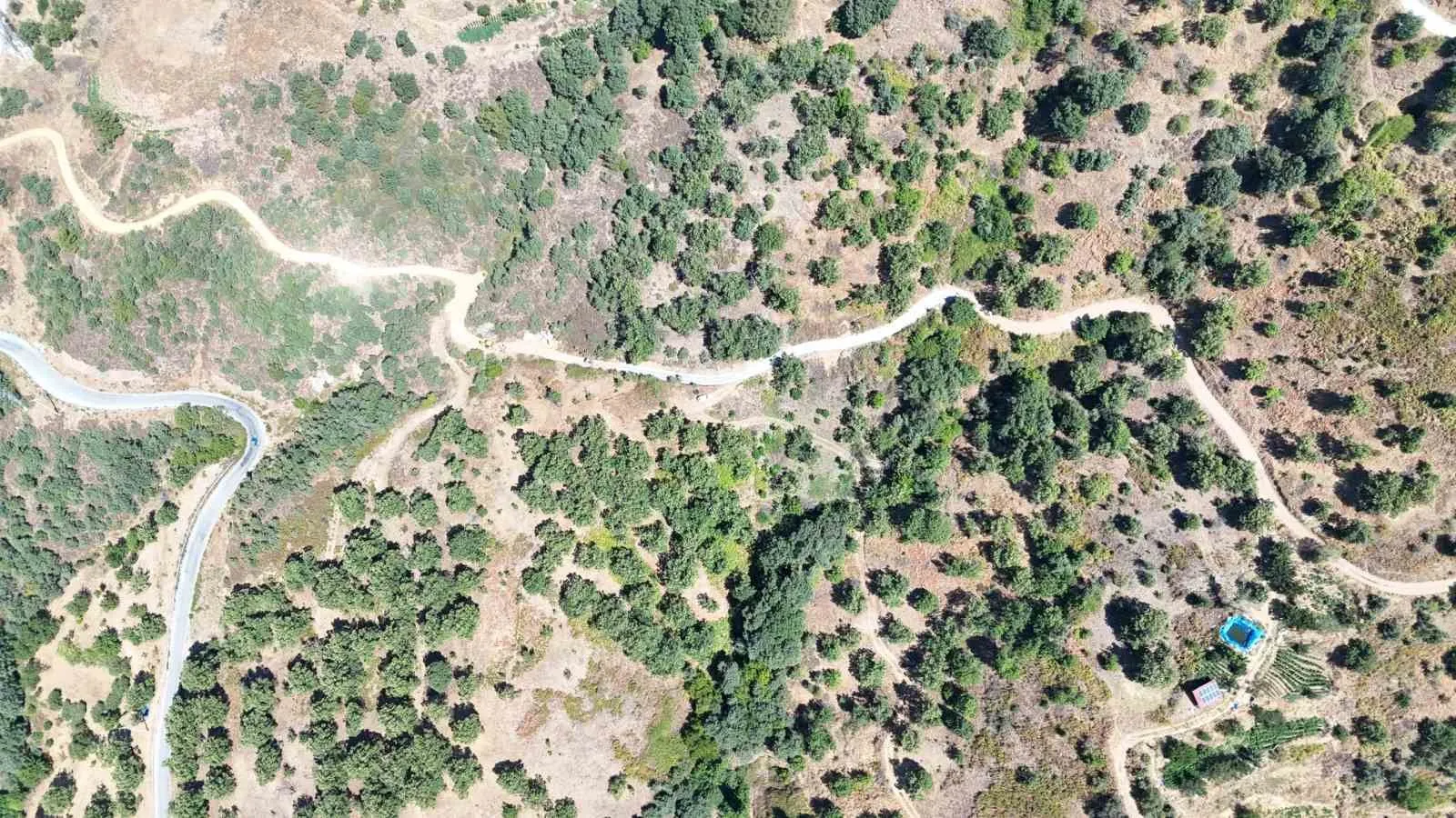 Apaklar’da Tarihi Dönüşüm: Yılların Toprak Yolu Artık Parke Taşıyla Buluşuyor