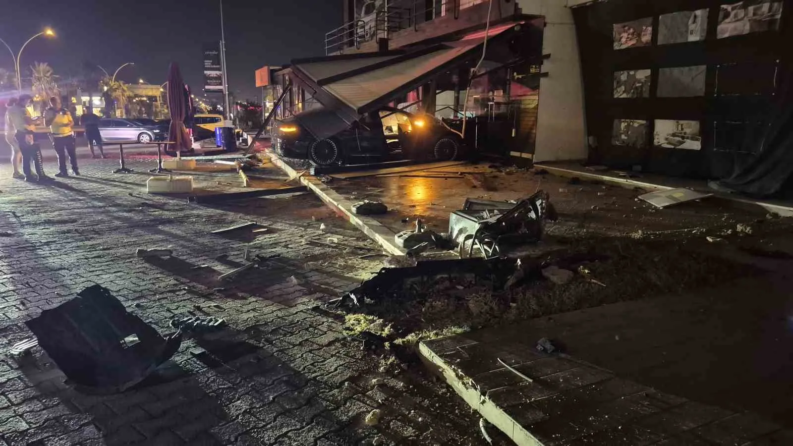 Bodrum'da korkutan kaza: Lüks otomobil dükkanın içine daldı