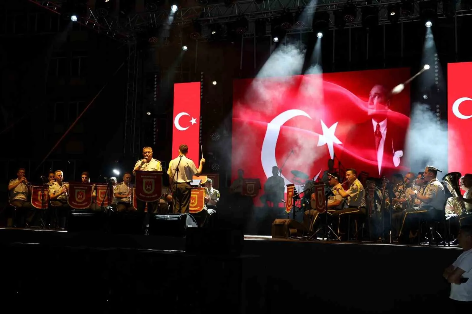 Afyonkarahisar'da 104. Yıl Coşkusu: Bando ve Halk Oyunlarıyla Tarihe Saygı Gecesi