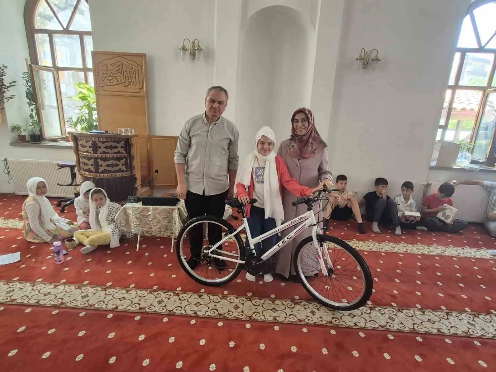 Sandıklı’da cami eğitimi şenliğe dönüştü: Minik öğrencilere sürpriz ödüller