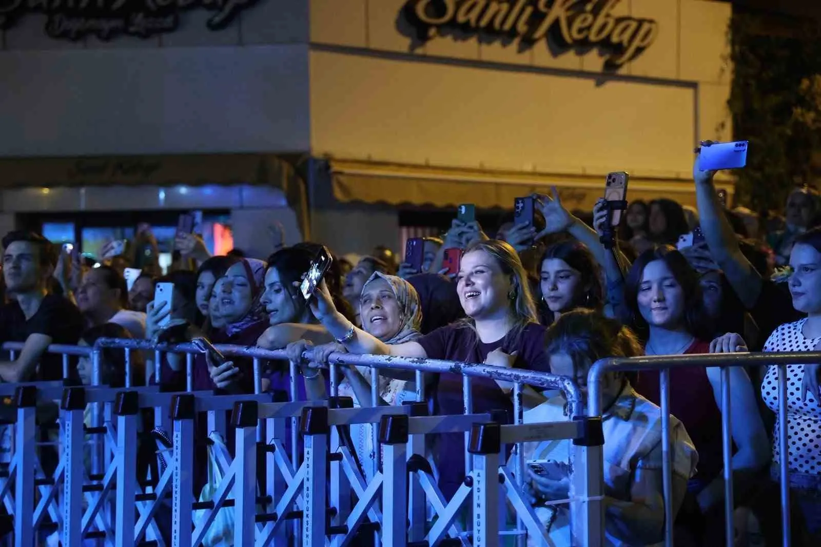 Nazilli semalarında Bilal Sonses rüzgarı: İstasyon Meydanı hınca hınç doldu