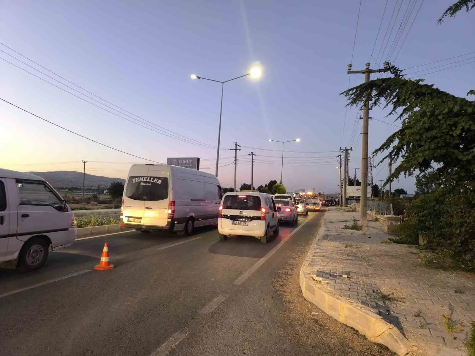 Şuhut yolunda korkutan kaza: Traktör ile minibüs çarpıştı