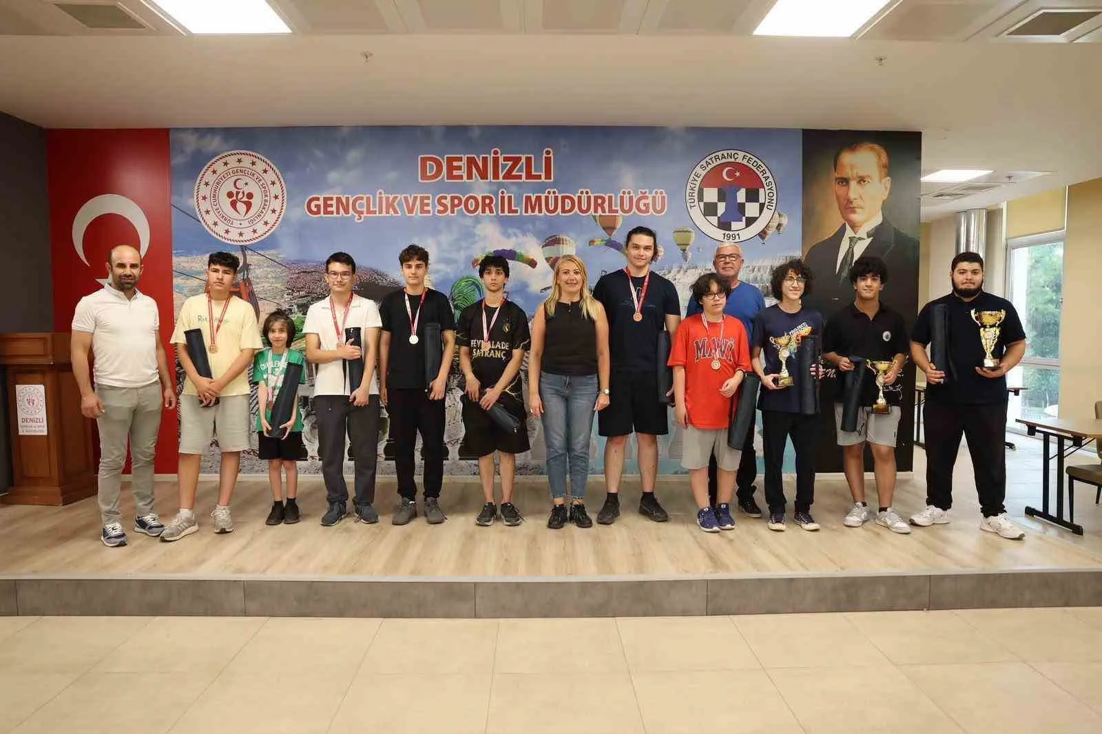 Zafer Bayramı coşkusu Merkezefendi’de kupa ve madalyalarla taçlandı