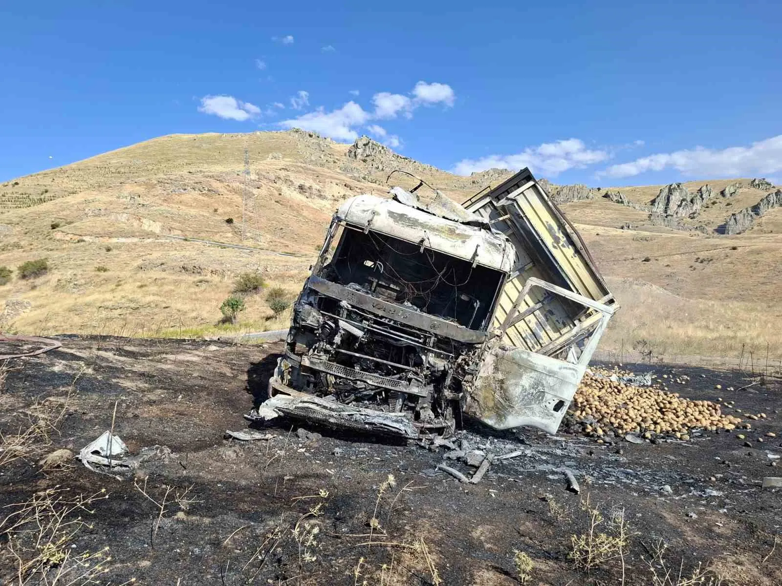 Sandıklı’da Korkutan Anlar: Patates Yüklü Kamyon Küle Döndü, Kuru Otlar Alev Aldı