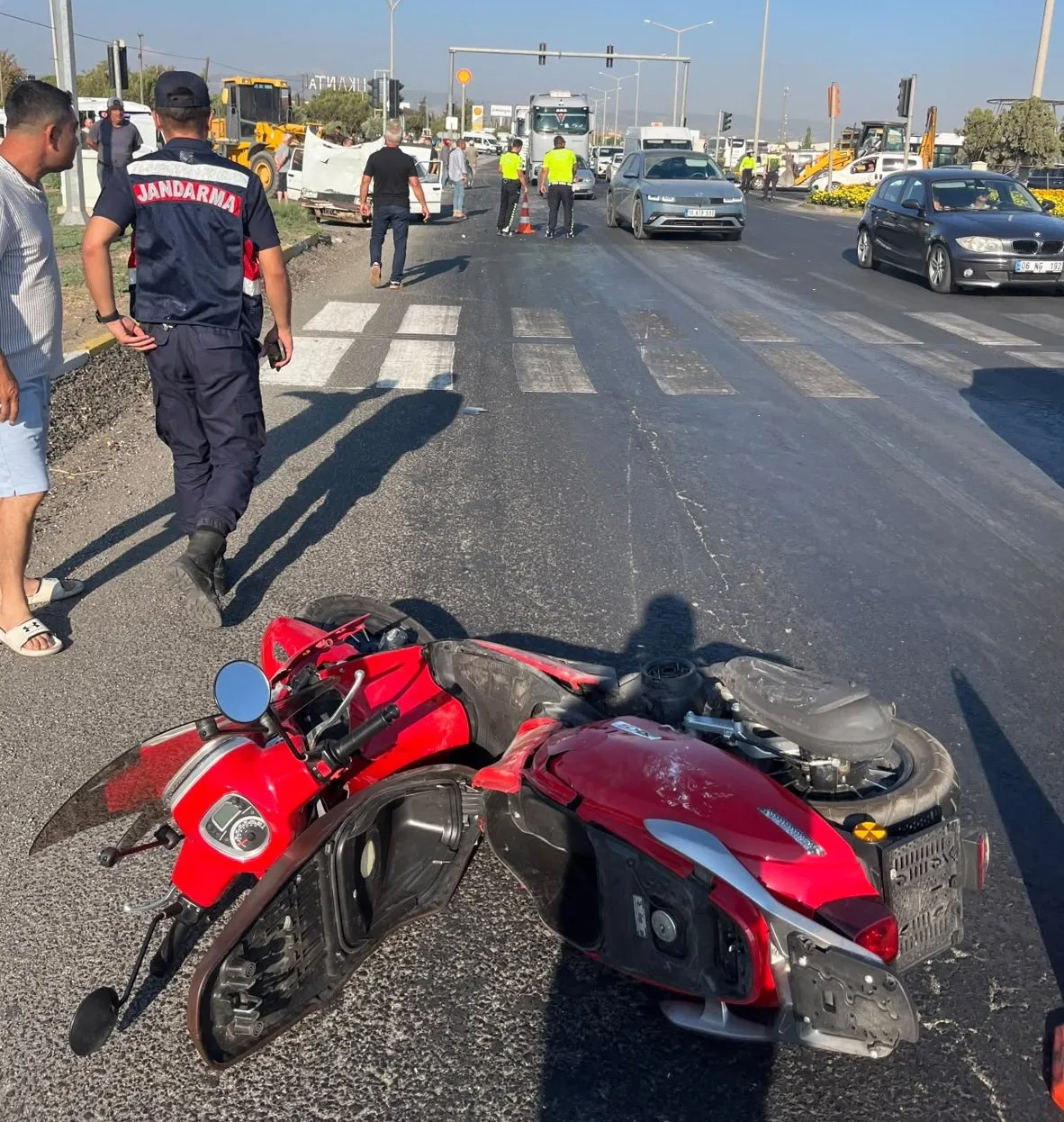 Salihli'de Işıklı Kavşakta Feci Çarpışma: Motosiklet ve Otomobil Kafa Kafaya Geldi, 2 Kişi Hayati Tehlikeyle Hastaneye Kaldırıldı