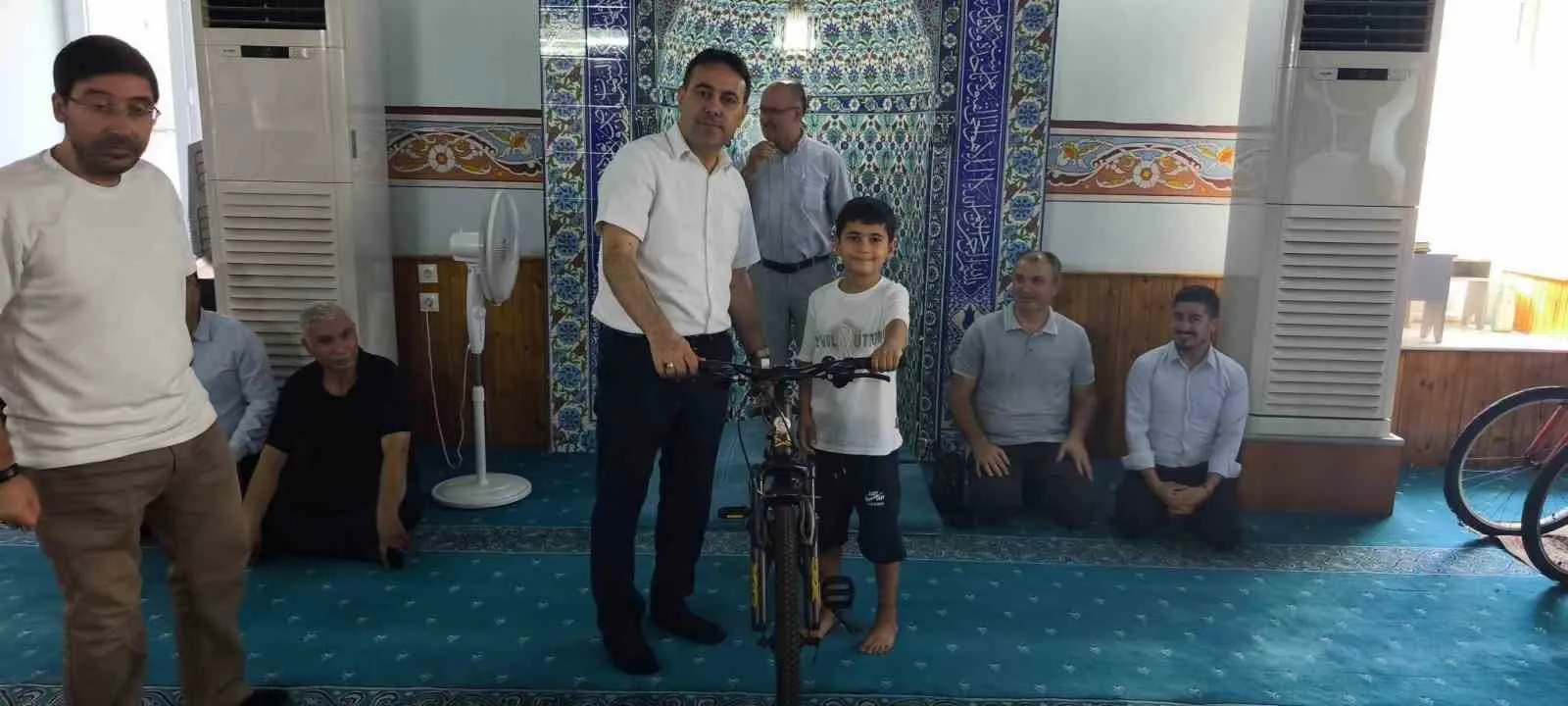 Çine’de miniklerin yaz başarısı ödülle taçlandı: Kur’an öğrenen çocuklara bisiklet sürprizi
