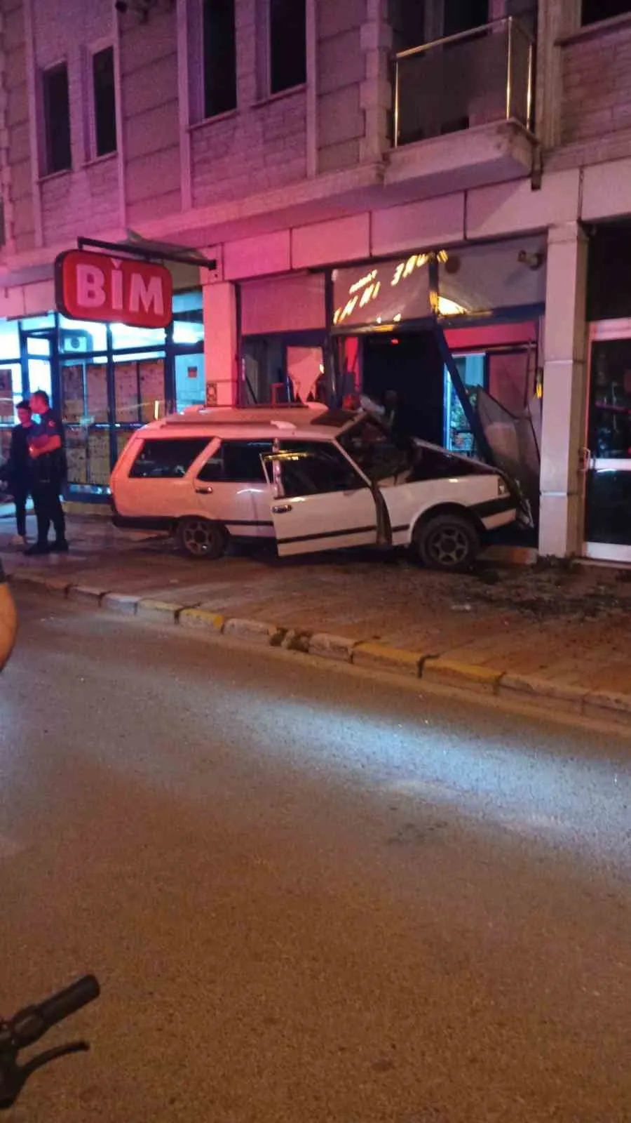 Gece Yarısı Marketin Camlarını Kıran Sürücü, Ölümcül Kazayı Göz Göre Göre Atlattı