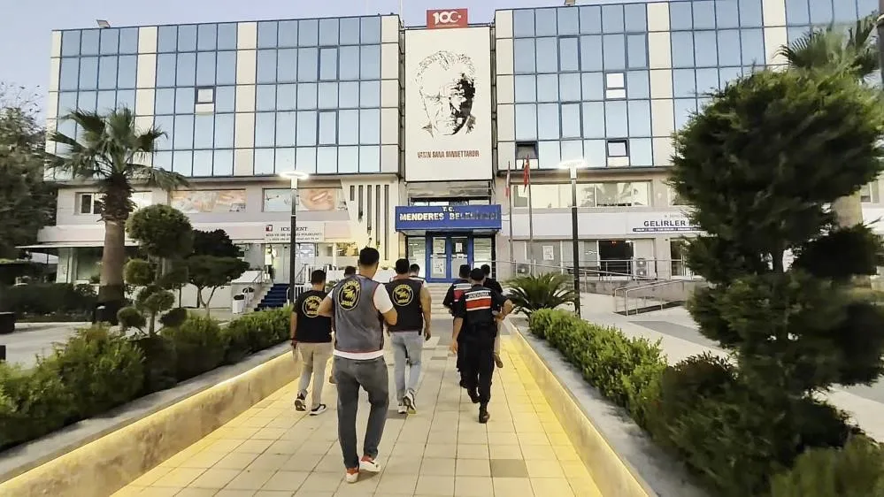 Menderes Belediyesi operasyonunda aranan isim saklandığı adreste bulundu