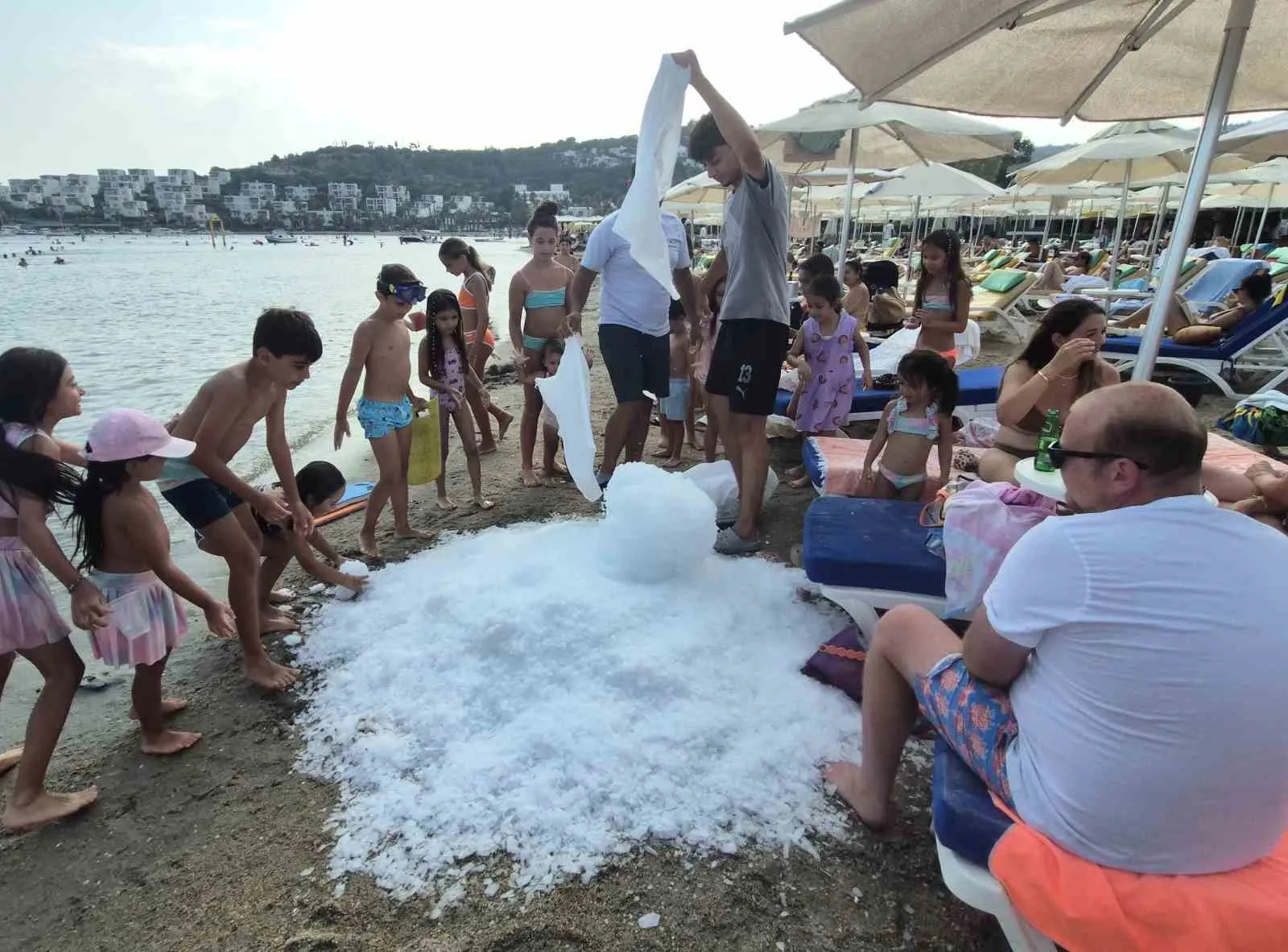 Bodrum sahillerinde sıra dışı serinlik: Kumsala tonlarca buz döktürdü