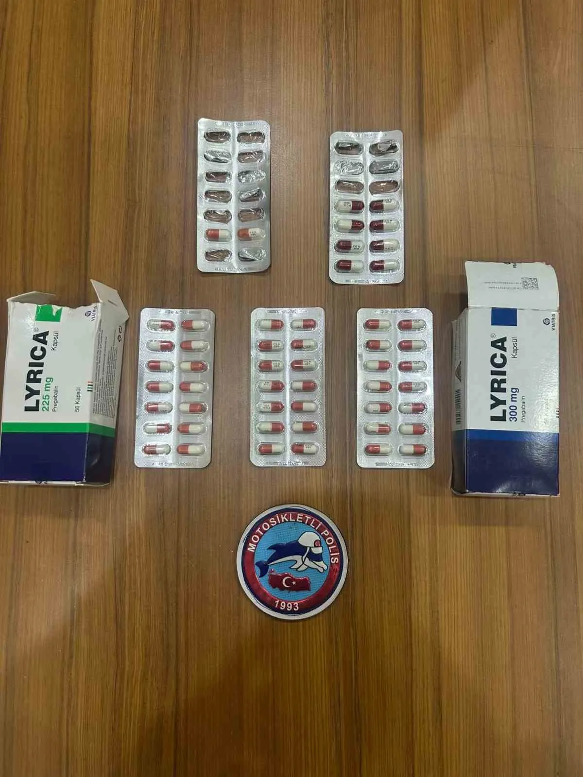 Afyonkarahisar’da güvenlik çemberi: 24 firari yakalandı, suç aletleri toplandı